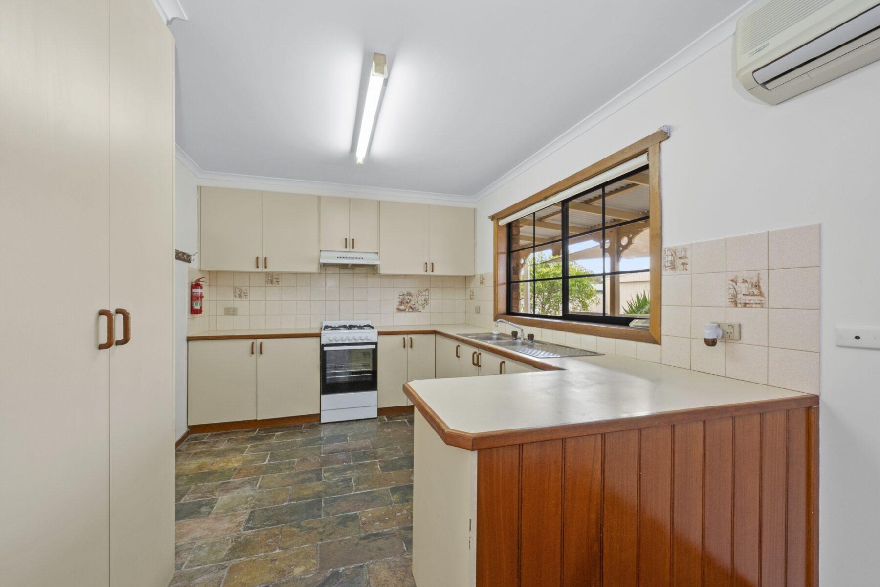 Property: 18 Hall Street, Carisbrook, VIC, 3464 photo-10